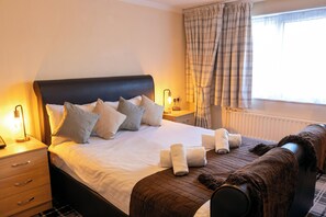 Suite, 1 Double Bed | Desk, iron/ironing board, free WiFi, bed sheets
