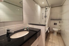 Combined shower/tub, free toiletries, hair dryer
