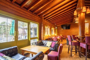 2 bars/lounges