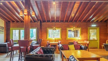 2 Bars/Lounges