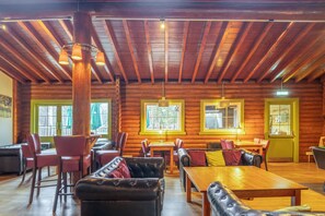 2 bars/lounges