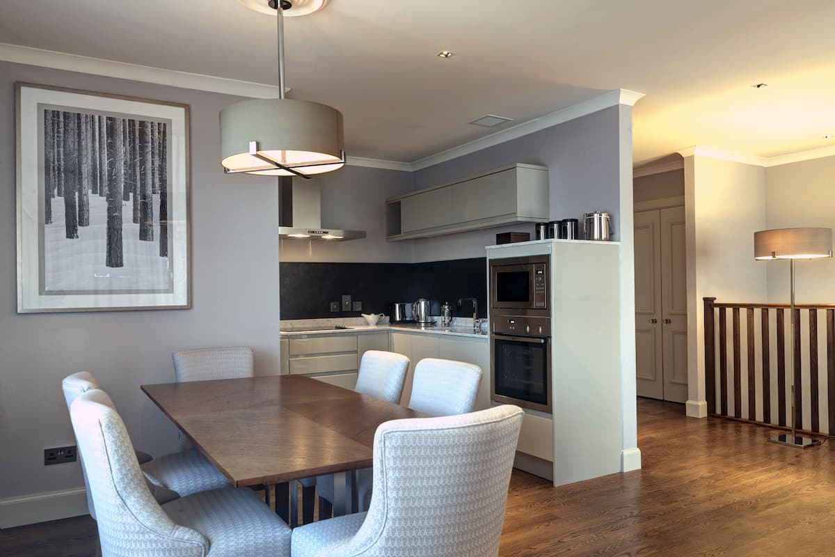 suite, 2 bedrooms, 1 king, 1 queen bed (bi-level with stairs) | private kitchen | mini-fridge, microwave, cookware/dishes/utensils