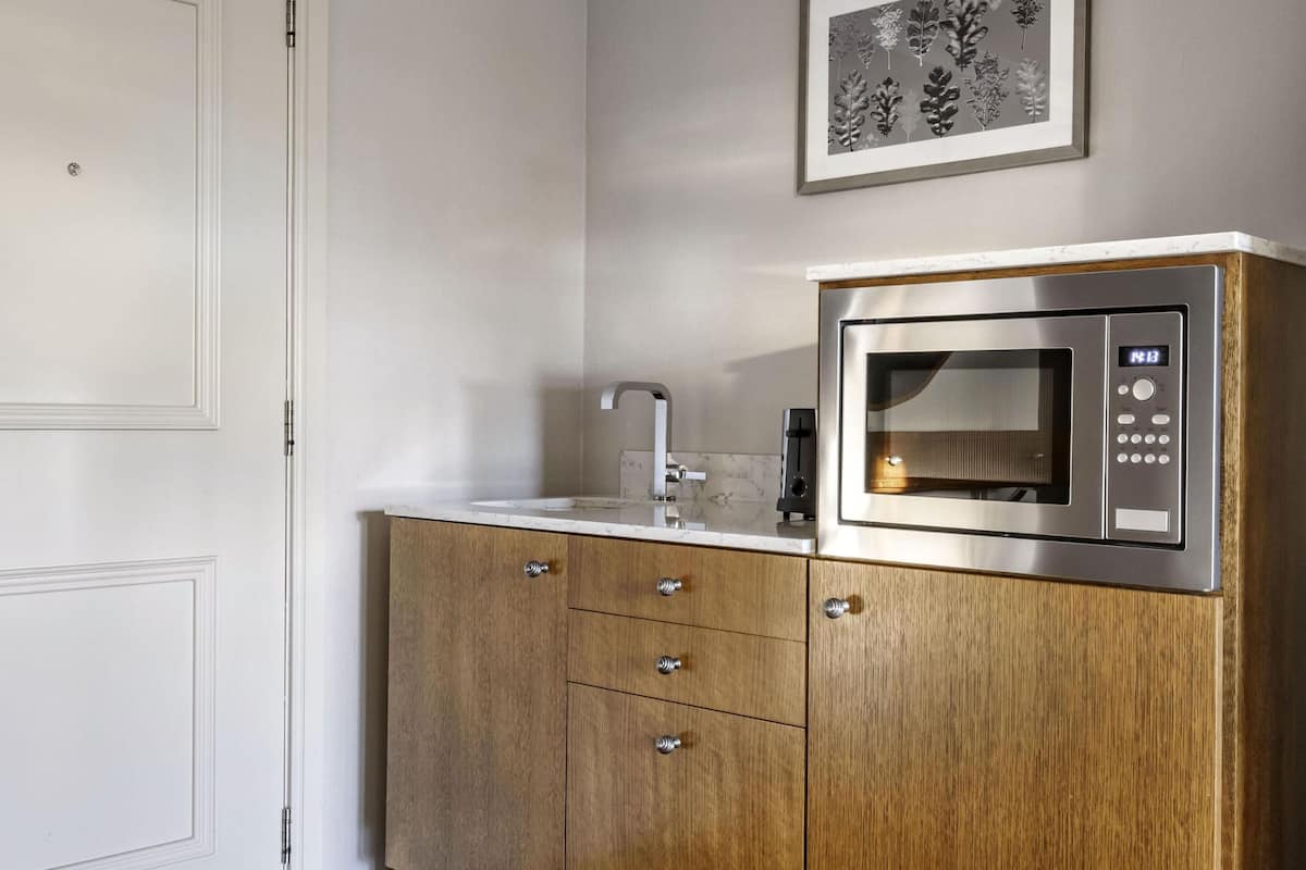 Suite junior, chimenea | Caja de seguridad en la habitación y cortinas blackout