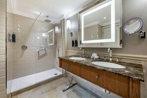Junior Suite, Fireplace | Bathroom shower - Hilton Grand Vacations Club Craigendarroch Suites Scotland (Ballater)