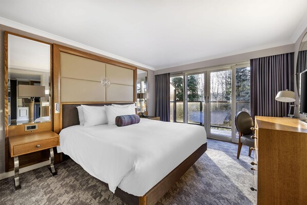 Suite junior, chimenea | Caja de seguridad en la habitación y cortinas blackout 