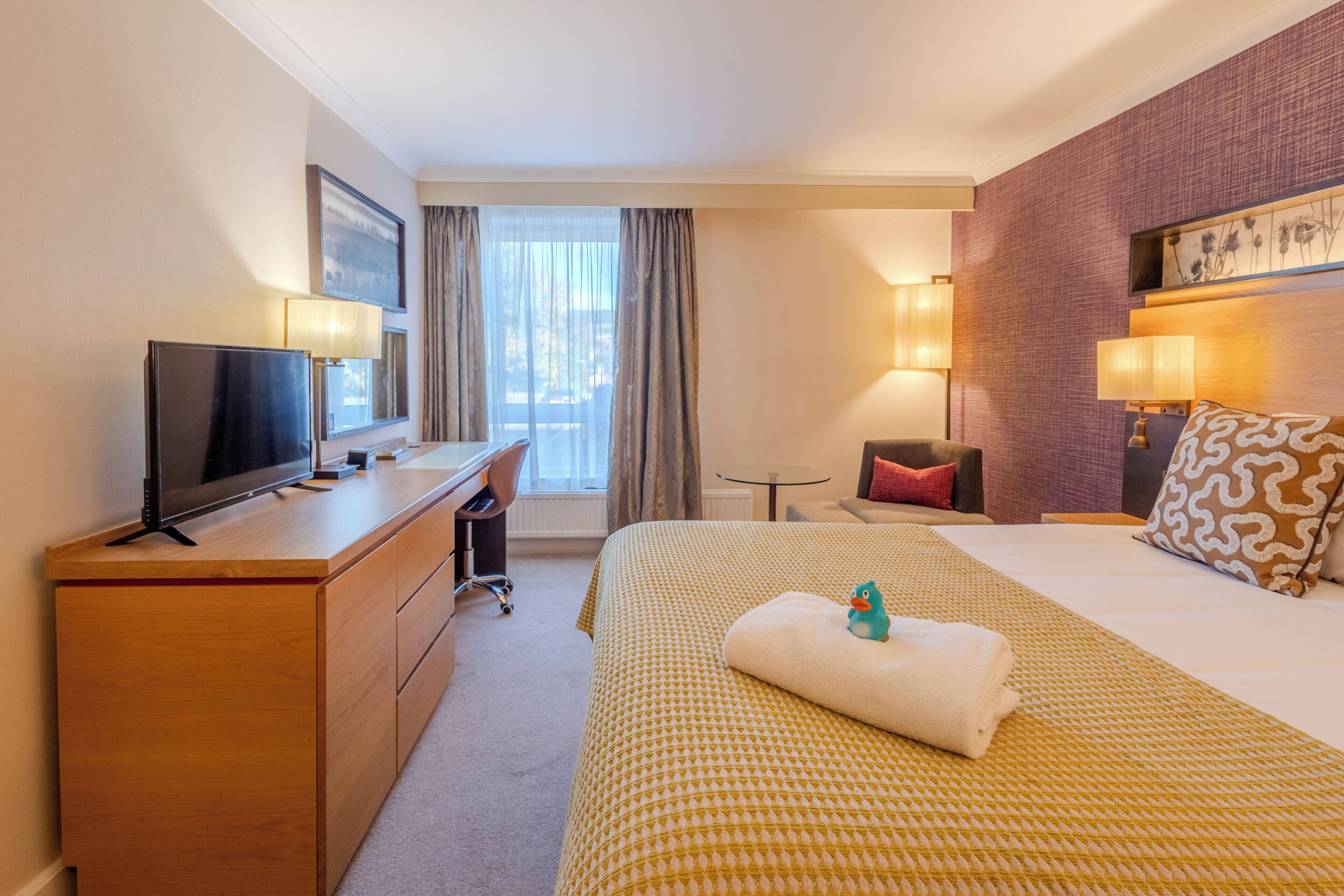 Caja de seguridad en la habitación y escritorio 