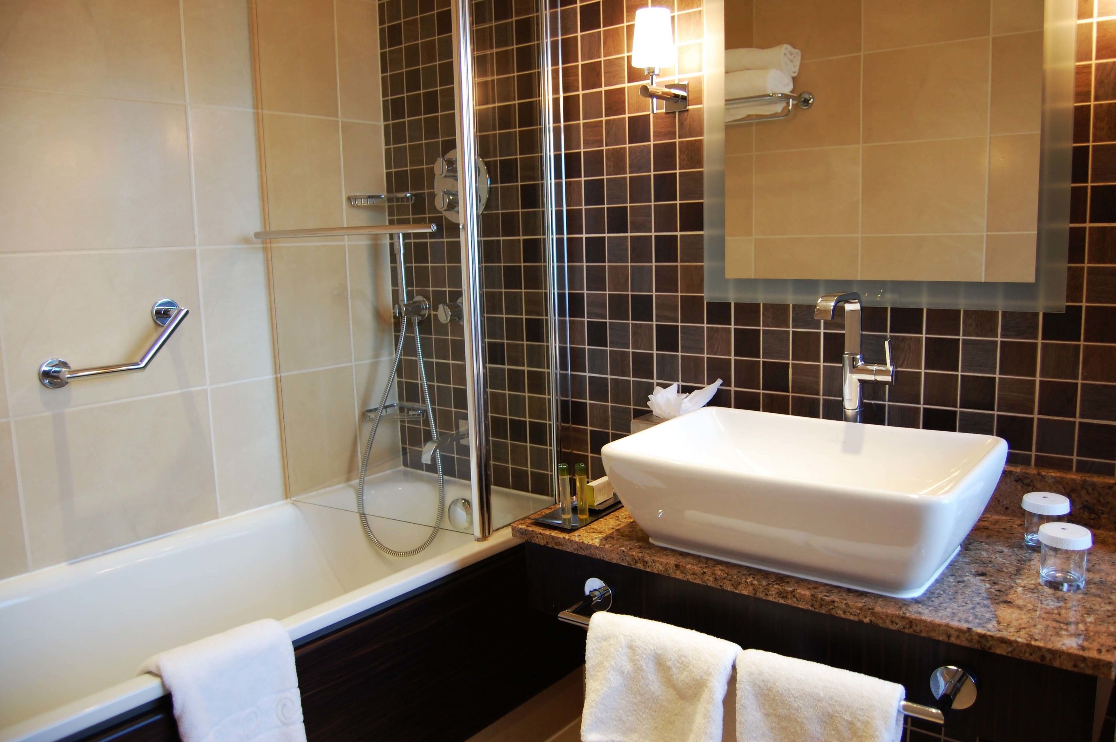 combined shower/bathtub, free toiletries, hair dryer, towels