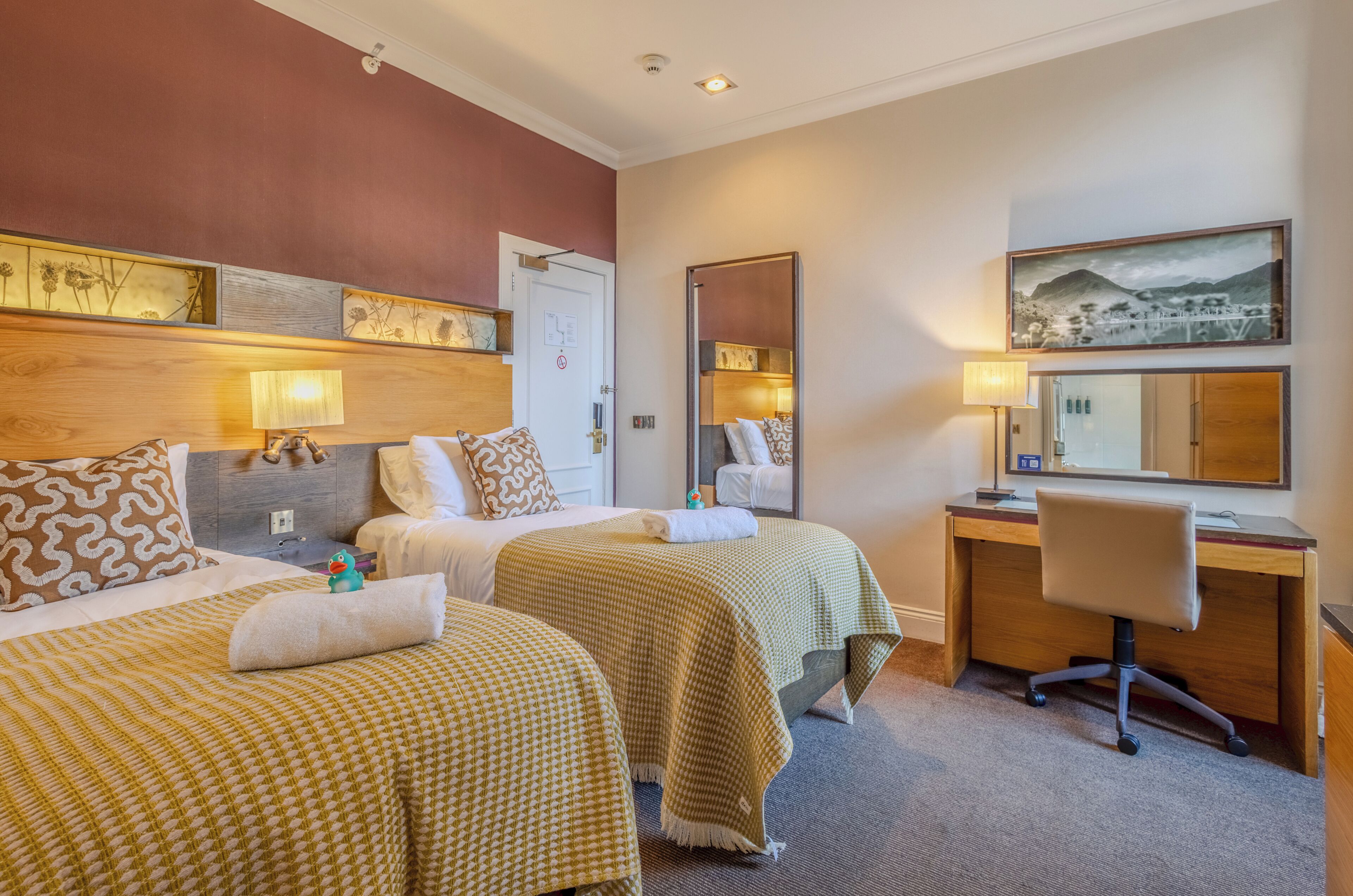 Caja de seguridad en la habitación y escritorio 