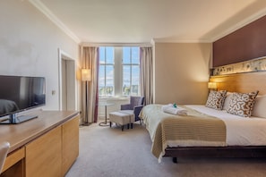 Double Plus Room | Tallelokero huoneessa, työpöytä