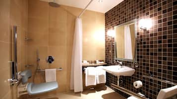 Une salle de bain moderne équipée d’une douche, de toilettes et d’un lavabo.