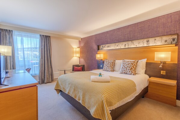 خزنة داخل الغرفة ومكتب ومساحة عمل للكمبيوتر المحمول وستائر تعتيم