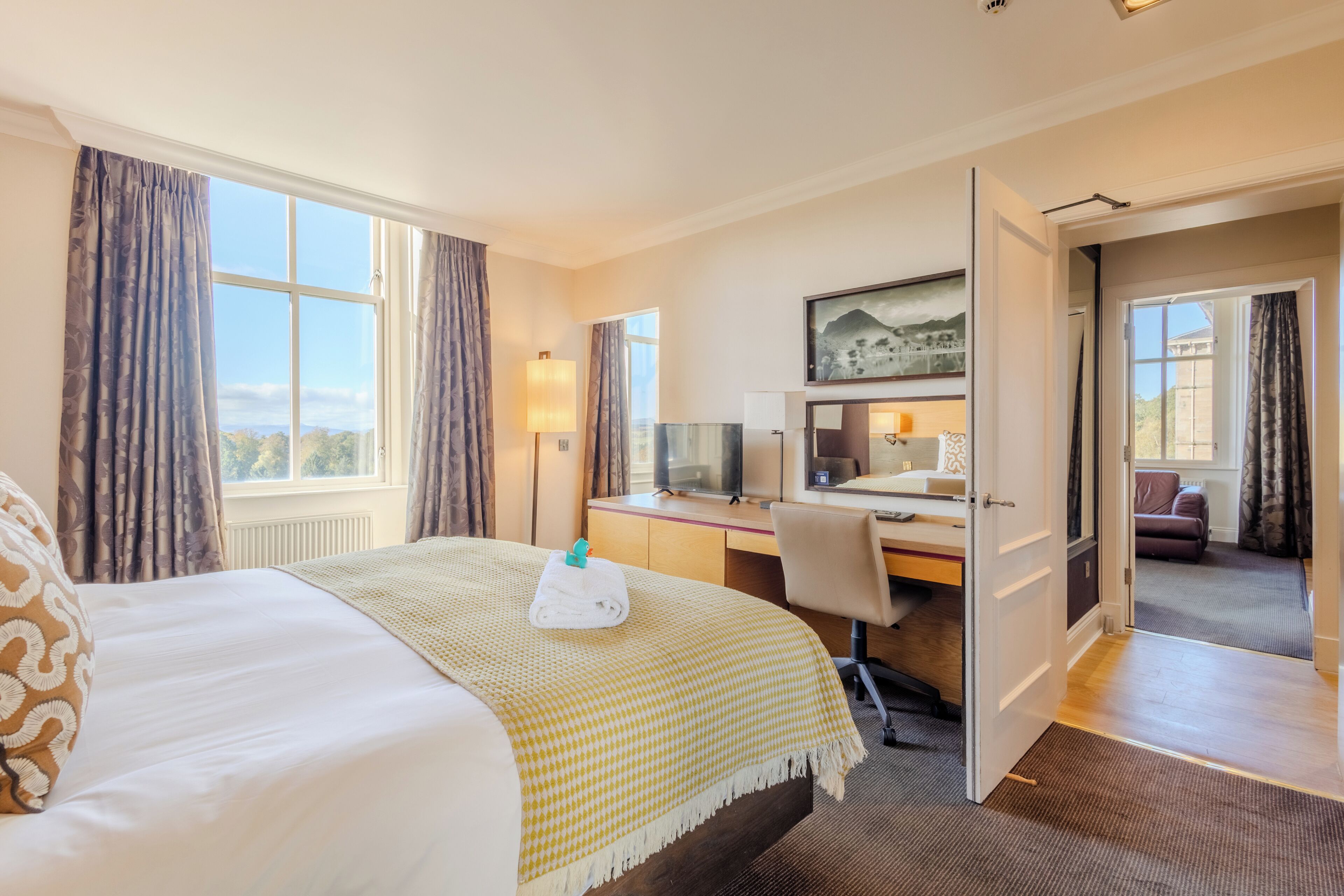 Caja de seguridad en la habitación y escritorio 