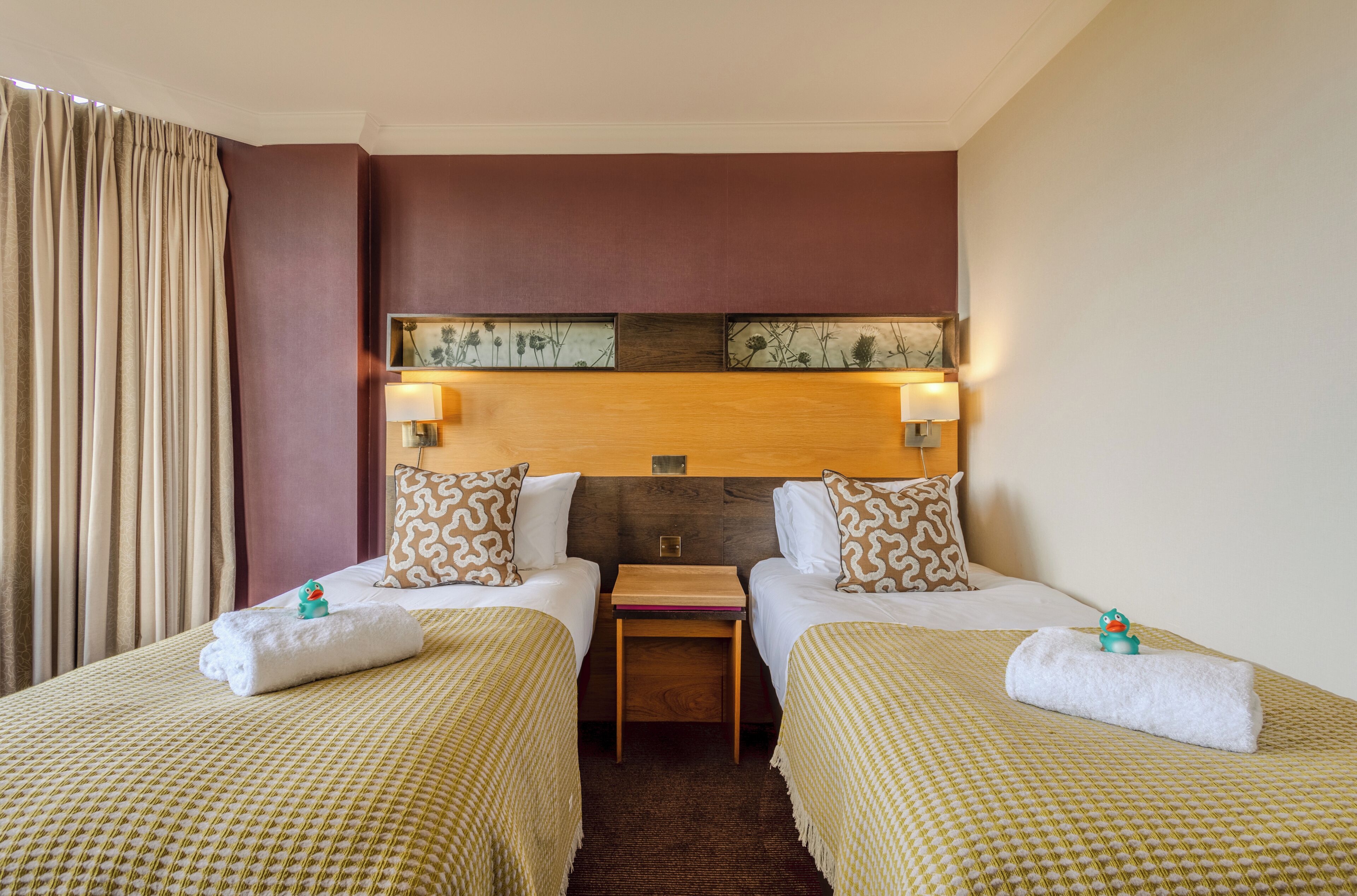 Caja de seguridad en la habitación y escritorio 