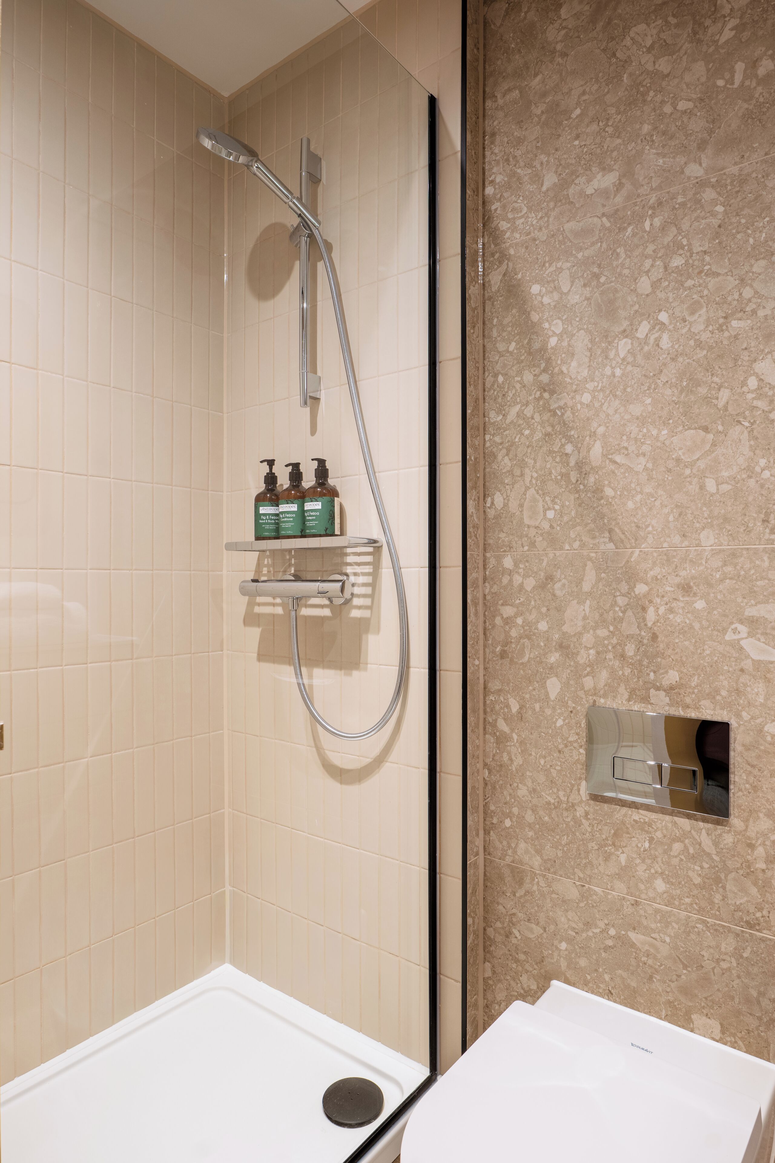 Une salle de bain avec une douche, des toilettes et un lavabo.