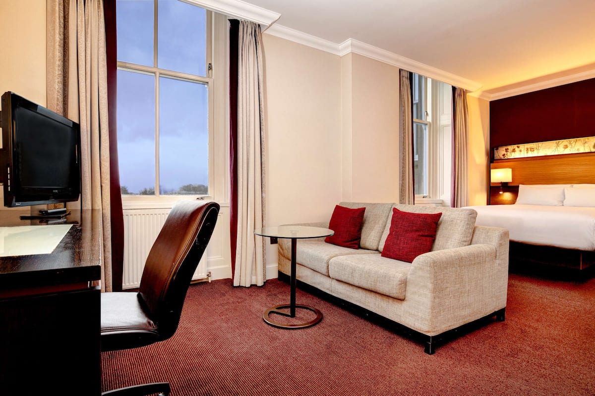 Family Room (Plus) | 1 bedroom, in-room safe, desk, laptop workspace
