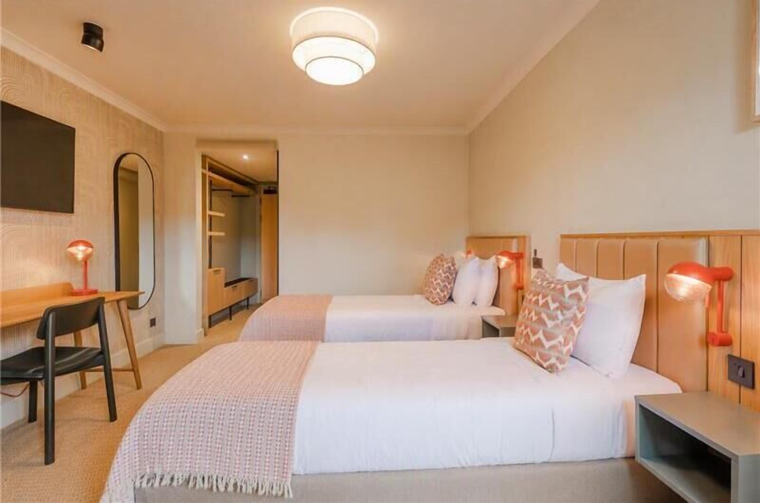 Executive Twin | In-room safe, desk, laptop workspace, blackout drapes