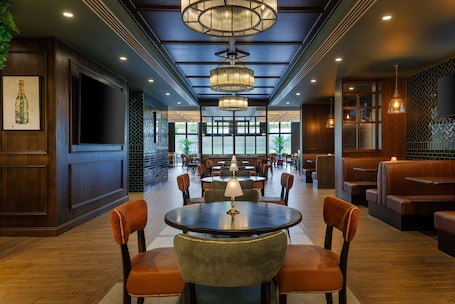 Se sirven desayunos y cocina local, con vista al campo de golf . Doubletree by Hilton Belfast Templepatrick