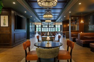 供应早餐、午餐和晚餐，地方菜，高尔夫球场景观