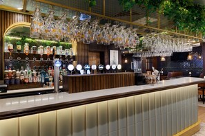 Sports bar, golf course views, open daily - Doubletree by Hilton Belfast Templepatrick (Ballyclare)