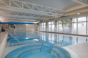 Una piscina cubierta