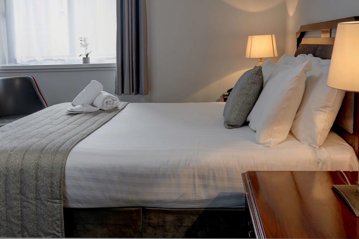 Executive Room, 1 Katil Kelamin (Double), Non Smoking | Meja, seterika/papan seterika, Wi-fi percuma, cadar katil