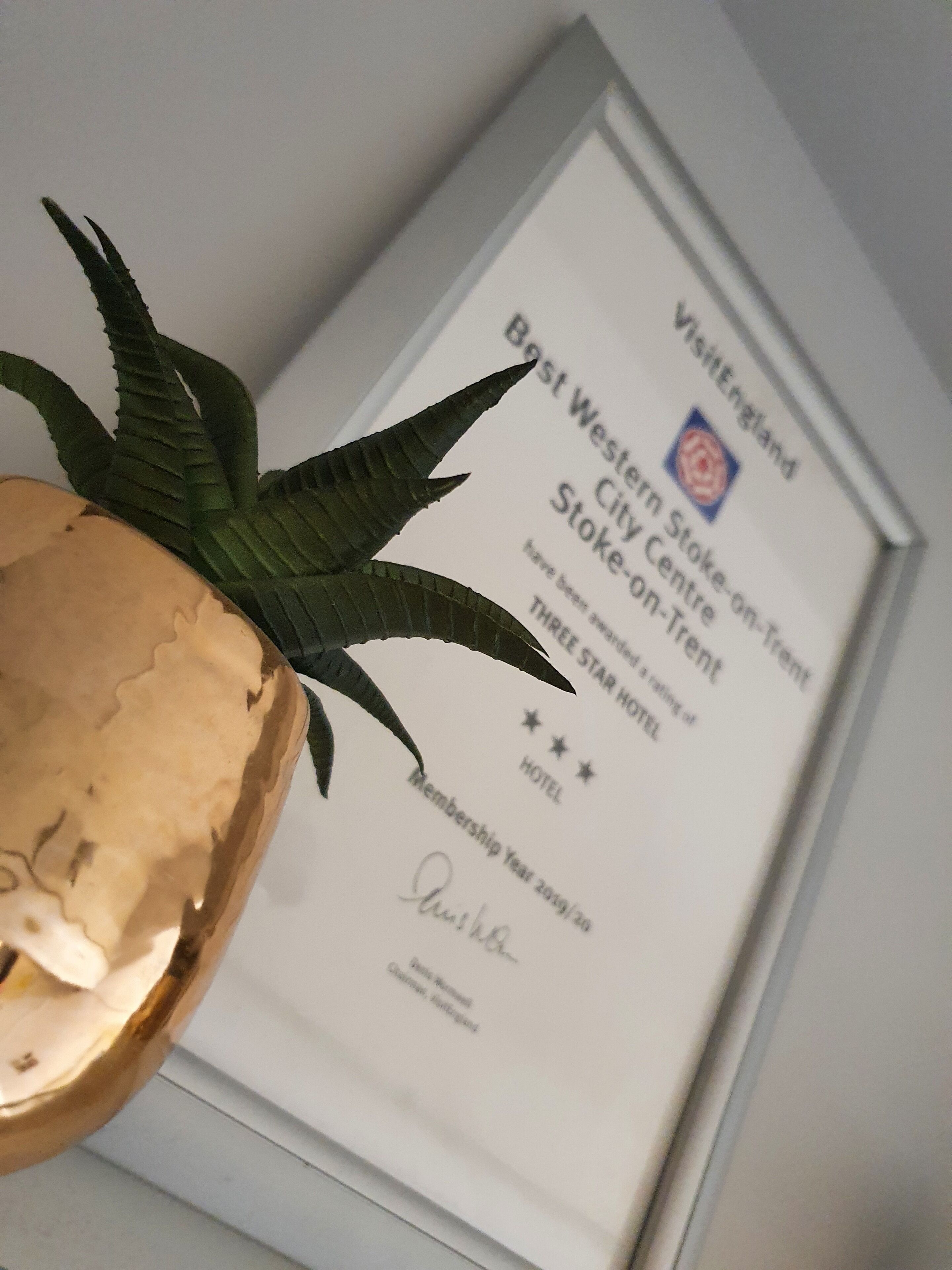 Un certificado enmarcado para el Best Western Stoke-on-Trent City Centre Hotel, que destaca su reconocimiento como hotel de tres estrellas.