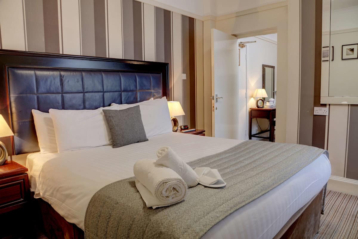Suite, 1 Katil Kelamin (Double), Non Smoking | Meja, seterika/papan seterika, Wi-fi percuma, cadar katil