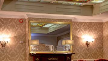 Serves lunch, dinner, and happy hour