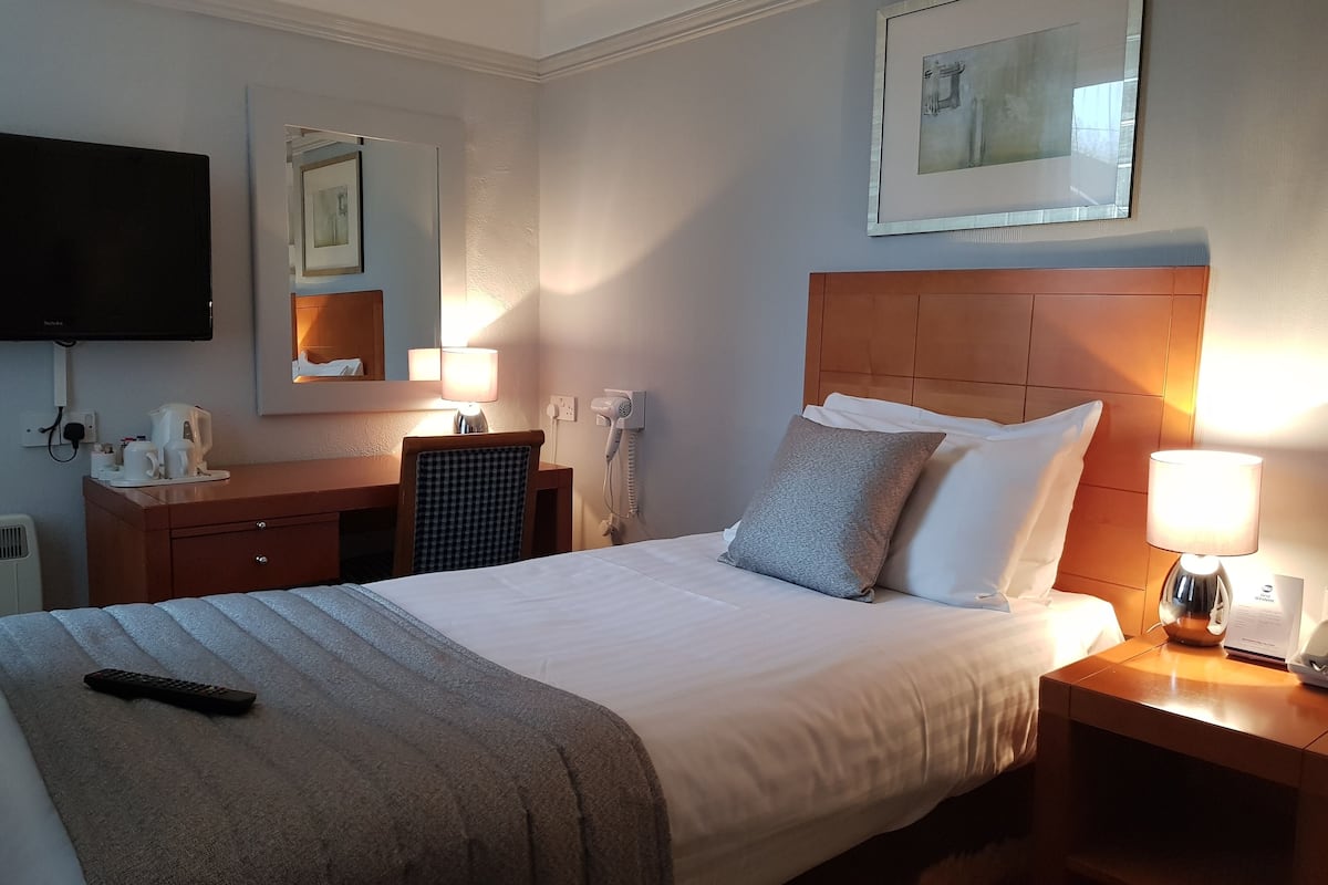 Habitación estándar, 1 cama individual, para no fumadores | Escritorio, tabla de planchar con plancha, wifi gratis y ropa de cama