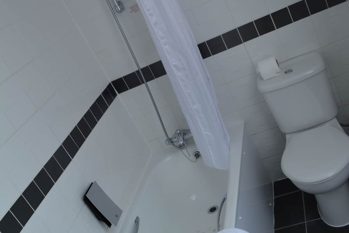 Tina con regadera, amenidades de baño gratuitas, secadora de cabello