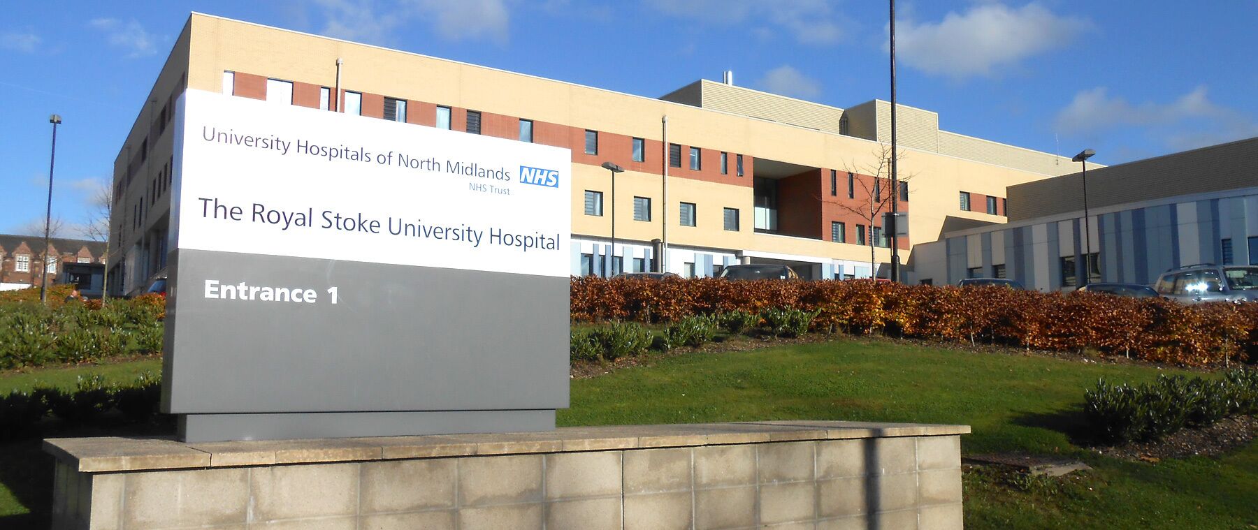 Señal para el Royal Stoke University Hospital, parte de los Hospitales Universitarios del Norte de Midlands NHS Trust, que indica la Entrada 1.