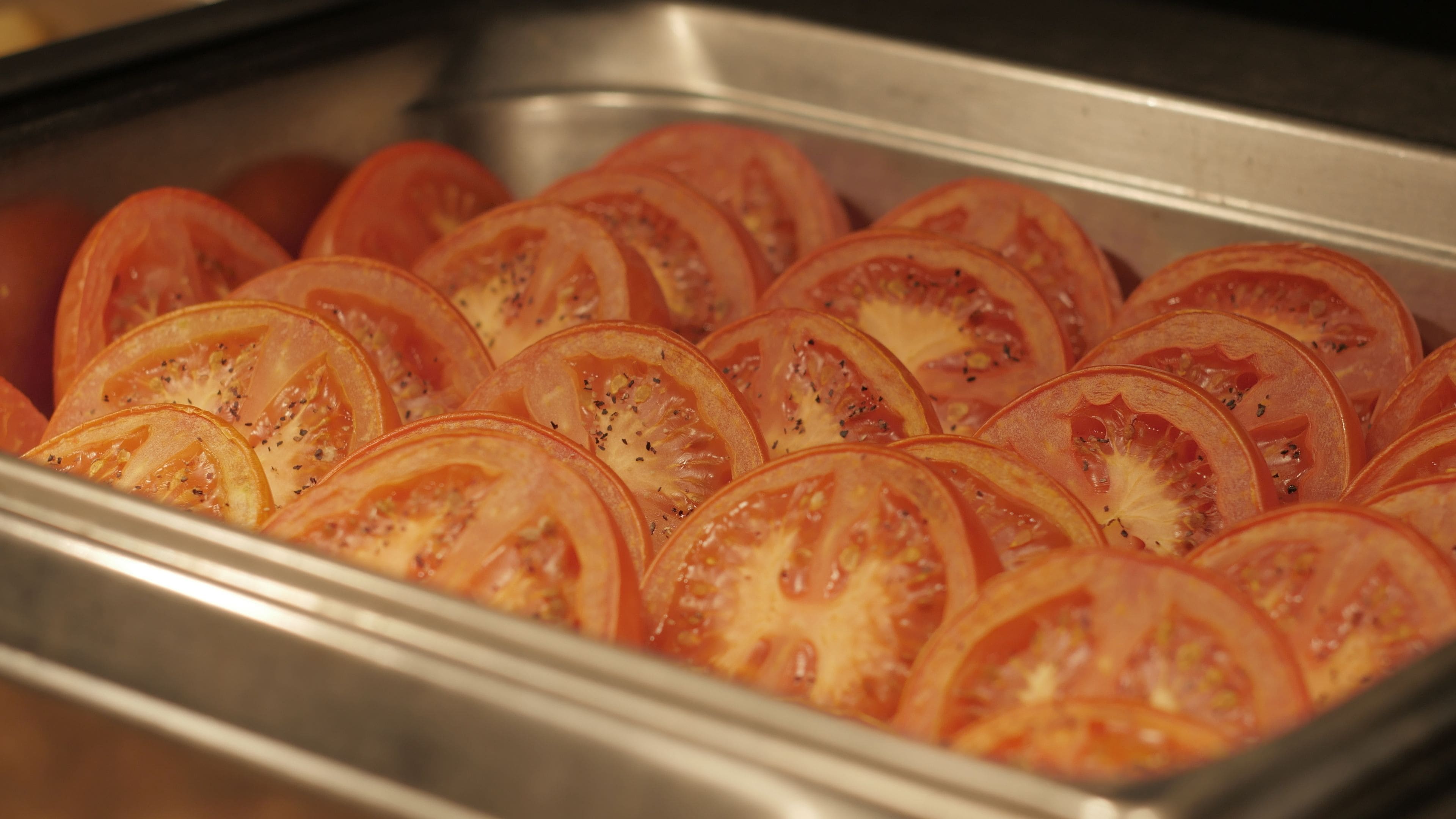 Una bandeja con rodajas de tomate.