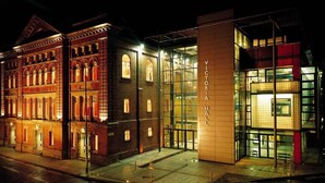 A Victorian Hall building with a glass facade and a brick exterior. - Best Western Stoke on Trent City Centre Hotel (Stoke-on-Trent)