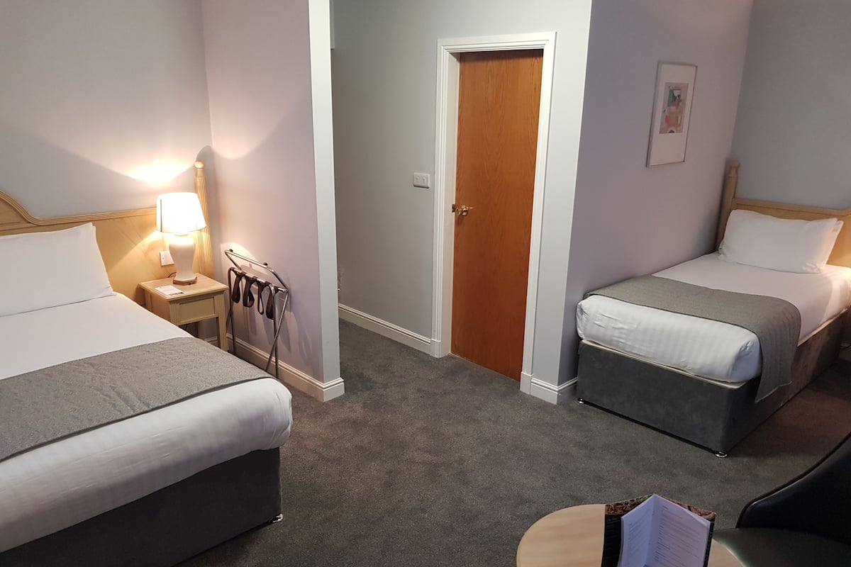 Habitación familiar, varias camas, para no fumadores | Escritorio, tabla de planchar con plancha, wifi gratis y ropa de cama