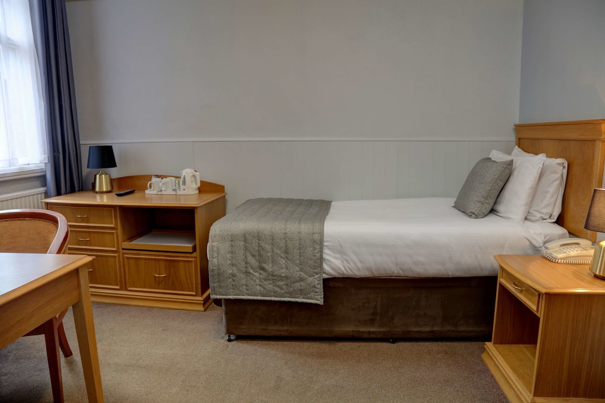 Standard Room, 1 Katil Bujang (Single), Non Smoking | Meja, seterika/papan seterika, Wi-fi percuma, cadar katil