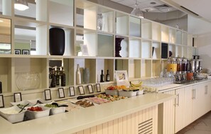 Frukostbuffé varje dag (GBP 17.00 per person)