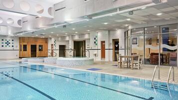 Kolam renang indoor, dengan kursi berjemur