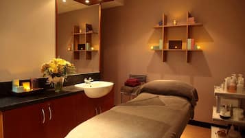 Sauna, vartalohoitoja, aromaterapiaa, kuumakivihierontaa