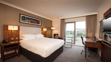 Deluxe Room, 1 Queen Bed | In-room safe, desk, blackout curtains, iron/ironing board