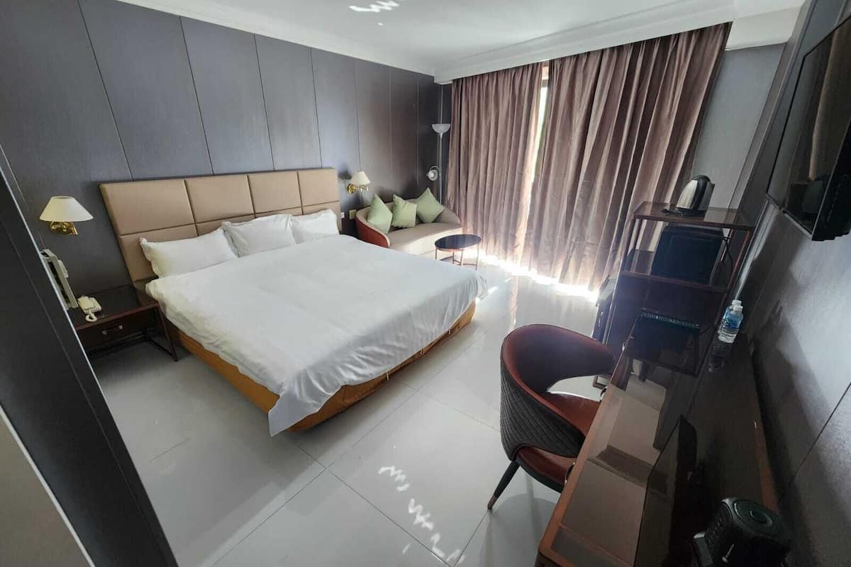 Chambre Supérieure, 1 très grand lit, non-fumeurs, vue partielle sur l'océan | Coffres-forts dans les chambres, bureau, chambres insonorisées