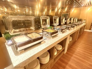 Dagelijks ontbijtbuffet (USD 18 per persoon)