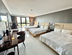 Dreibettzimmer, eingeschränkter Meerblick | 1 Schlafzimmer, Zimmersafe, Schreibtisch, schallisolierte Zimmer