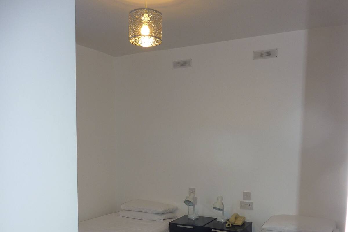 Habitación estándar con 2 camas individuales, 2 camas individuales | Escritorio y wifi 