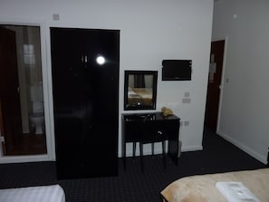 Standard Triple Room, 3 Twin Beds | Desk, WiFi