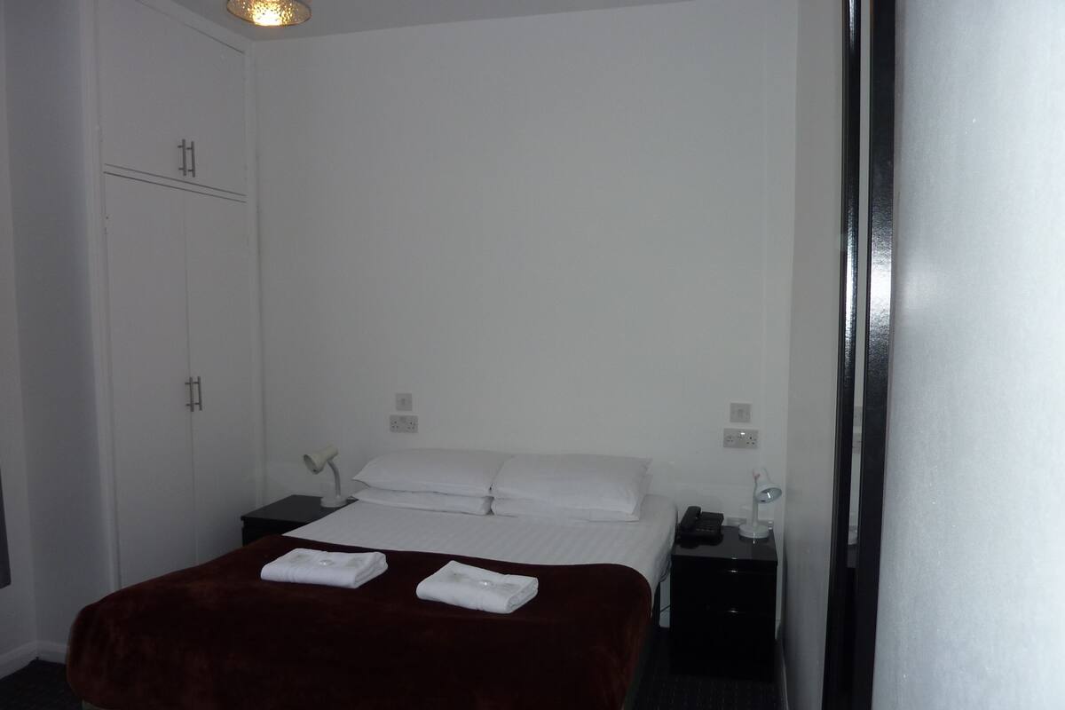 Habitación doble estándar, 1 cama matrimonial | Escritorio y wifi 