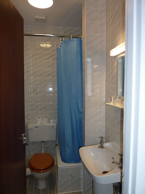 Dusj, toalettartikler (inkludert) og håndklær