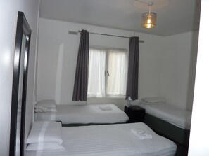 Standard Triple Room, 3 Single Beds | Desk, WiFi