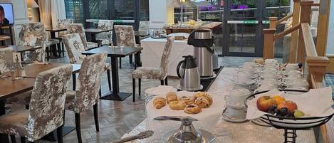 Daily cooked-to-order breakfast (GBP 11.95 per person)
