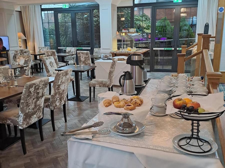 Ferdiglaget frokost hver dag (GBP 11.95 per person)