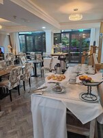 Daily cooked-to-order breakfast (GBP 11.95 per person)